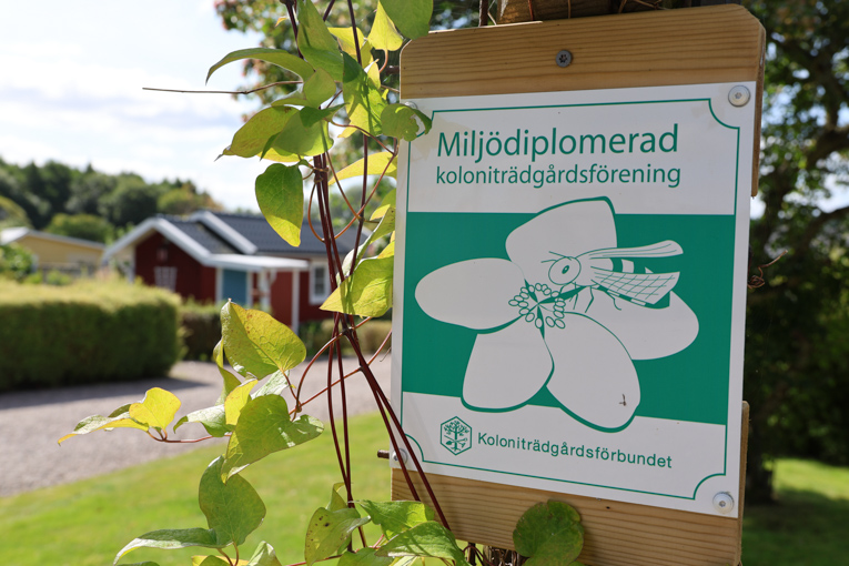 Bild på skylt som visar upp att föreningen är miljödiplomerad